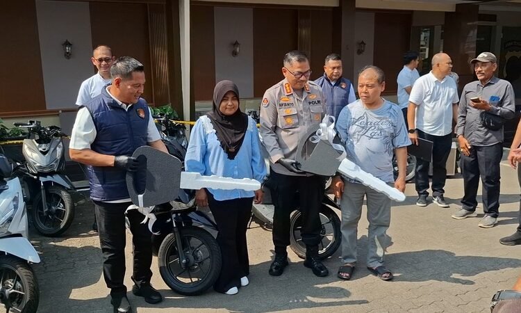Polda Jateng Serahkan Motor Barang Bukti Kepada Korban Pencurian 25 Direktorat Reserse Kriminal Khusus (Ditreskrimsus) Polda Jawa Tengah menyerahkan motor secara simbolis kepada para korban pencurian motor, Rabu (13/5). Foto: Rizky/Lingkar