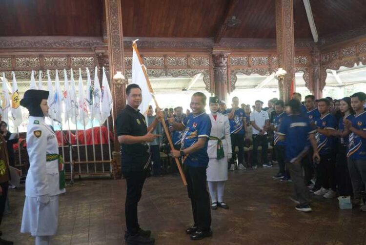 Bupati Jepara Witiarso Utomo (Mas Wiwit) saat mengukuhkan kontingen Pekan Olahraga Provinsi (Porprov) Jawa Tengah XVII tahun 2026 di Pendopo R.A. Kartini, Jumat (8/5/2026). Foto: Tomi Budianto/Lingkar