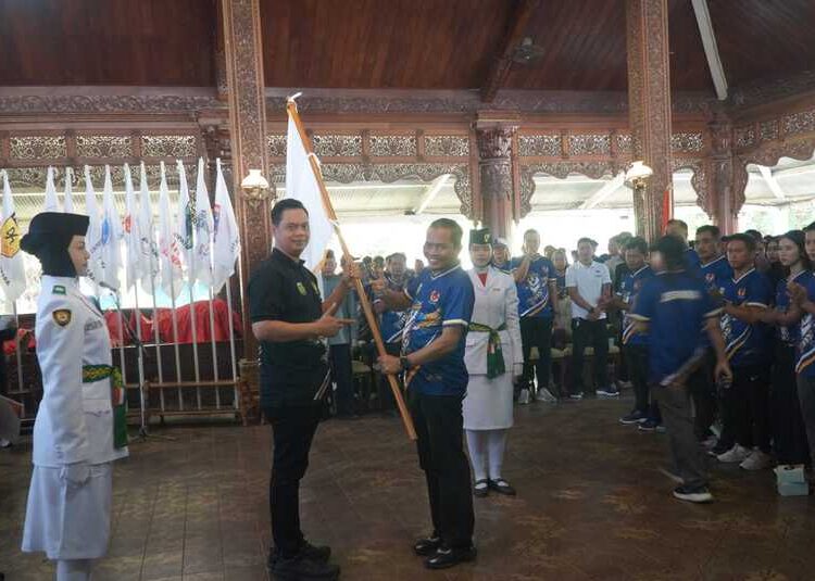 Bupati Jepara Witiarso Utomo (Mas Wiwit) saat mengukuhkan kontingen Pekan Olahraga Provinsi (Porprov) Jawa Tengah XVII tahun 2026 di Pendopo R.A. Kartini, Jumat (8/5/2026). Foto: Tomi Budianto/Lingkar