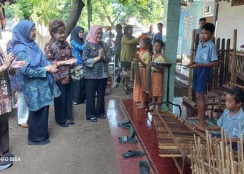 Dekranas Apresiasi Generasi Muda Jepara Kreatif dan Cintai Budaya Lokal 25 Ketua Bidang Wirausaha Baru Dekranas, Metty Herindra, didampingi Ketua Dekranasda Kabupaten Jepara, Ella Witiarso Utomo saat berkunjung ke Sanggar Carang Pakang dan Nalendra Galeri di Jepara, pada Rabu (20/5/2026). Foto : Tomi Budianto/Lingkar
