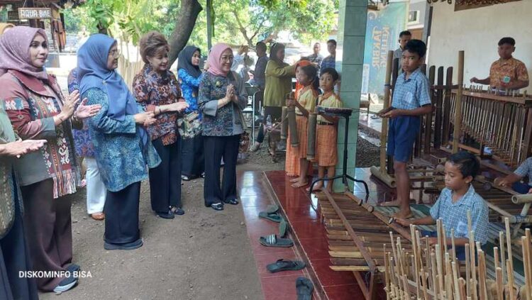 Dekranas Apresiasi Generasi Muda Jepara Kreatif dan Cintai Budaya Lokal 25 Ketua Bidang Wirausaha Baru Dekranas, Metty Herindra, didampingi Ketua Dekranasda Kabupaten Jepara, Ella Witiarso Utomo saat berkunjung ke Sanggar Carang Pakang dan Nalendra Galeri di Jepara, pada Rabu (20/5/2026). Foto : Tomi Budianto/Lingkar