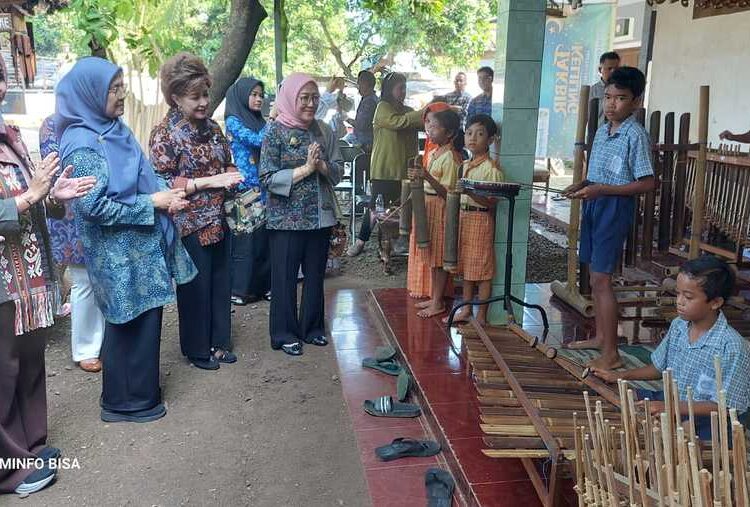 Dekranas Apresiasi Generasi Muda Jepara Kreatif dan Cintai Budaya Lokal 25 Ketua Bidang Wirausaha Baru Dekranas, Metty Herindra, didampingi Ketua Dekranasda Kabupaten Jepara, Ella Witiarso Utomo saat berkunjung ke Sanggar Carang Pakang dan Nalendra Galeri di Jepara, pada Rabu (20/5/2026). Foto : Tomi Budianto/Lingkar