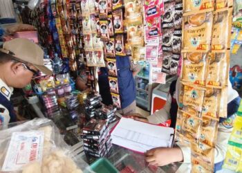 Tim gabungan saat melakukan operasi pemberantasan rokok ilegal. Foto: Tomi Budianto/Lingkar