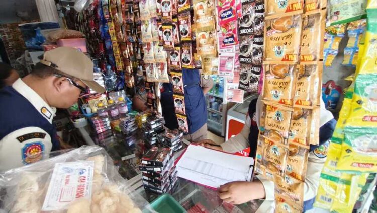Petugas Sita 210 Bungkus Rokok Ilegal, Temuan Terbanyak di Jepara Bagian Tengah 25 Tim gabungan saat melakukan operasi pemberantasan rokok ilegal. Foto: Tomi Budianto/Lingkar
