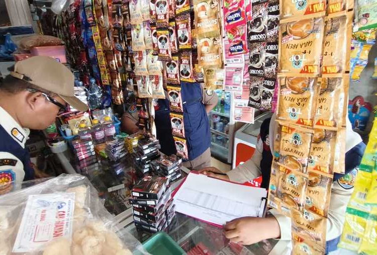 Petugas Sita 210 Bungkus Rokok Ilegal, Temuan Terbanyak di Jepara Bagian Tengah 25 Tim gabungan saat melakukan operasi pemberantasan rokok ilegal. Foto: Tomi Budianto/Lingkar