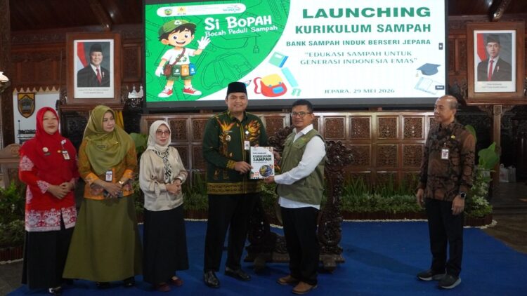 Wakil Bupati M. Ibnu Hajar (Gus Hajar) dalam peluncuran kurikulum sampah di Pendopo Kartini Jepara, pada Jum'at (29/5/2026). Foto : Tomi Budianto/Lingkar