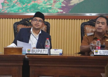 144 Desa di Batang Dapat BanKeu Rp 15,8 Miliar, Meski Kondisi Fiskal Cukup Menantang 25 Bupati Batang M. Faiz Kurniawan, memberikan sambutan saat Rakor Bantuan keuangan (BanKeu) ke pemerintah desa di Aula Bupati Batang, Kabupaten Batang, Selasa (19/5/2026).Foto: dok. Pemkab Batang/Lingkar