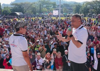 Gubernur Jawa Tengah Ahmad Luthfi (kanan) mengikuti acara peringatan Hari Buruh di Alun-Alun Bung Karno, Ungaran, Kabupaten Semarang, pada Jumat, 1 Mei 2026 pagi. (Humas Pemprov Jateng)