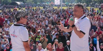 Gubernur Jawa Tengah Ahmad Luthfi (kanan) mengikuti acara peringatan Hari Buruh di Alun-Alun Bung Karno, Ungaran, Kabupaten Semarang, pada Jumat, 1 Mei 2026 pagi. (Humas Pemprov Jateng)