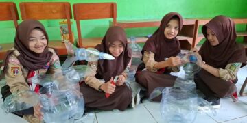 Siswa - siswi di MTs Aswaja, Tengaran, Kabupaten Semarang mendaur ulang sampah plastik galon air minum diubah menjadi pot tanaman aneka bentuk hewan juga akuarium ikan hias yang memiliki nilai ekonomis. Foto : Hesty Imaniar/ Lingkar