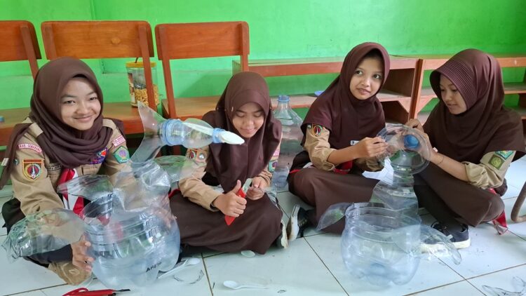 Siswa - siswi di MTs Aswaja, Tengaran, Kabupaten Semarang mendaur ulang sampah plastik galon air minum diubah menjadi pot tanaman aneka bentuk hewan juga akuarium ikan hias yang memiliki nilai ekonomis. Foto : Hesty Imaniar/ Lingkar