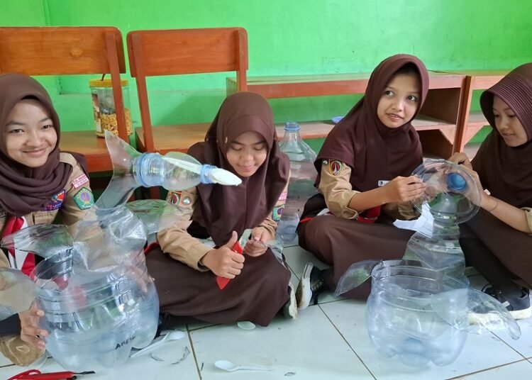 Siswa - siswi di MTs Aswaja, Tengaran, Kabupaten Semarang mendaur ulang sampah plastik galon air minum diubah menjadi pot tanaman aneka bentuk hewan juga akuarium ikan hias yang memiliki nilai ekonomis. Foto : Hesty Imaniar/ Lingkar