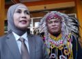 Kepala Dinas Pendidikan dan Kebudayaan (Disdikbud) Kabupaten Kendal, Ferinando Rad Bonay, mendampingi Bupati Kendal Dyah Kartika Permanasari usai upacara Hardiknas di SMP Negeri 4 Desa Kalirandu Gede Kecamatan Cepiring, Sabtu, 2 Mei 2026. (Anik Kustiani/Lingkarjateng.id)