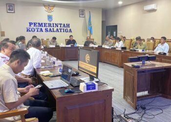 Suasana rapat koordinasi lintas sektor di Ruang Kalitaman, Kantor Setda Kota Salatiga, Senin, 4 Mei 2026. (Prokompim Setda Salatiga/Lingkarjateng.id)