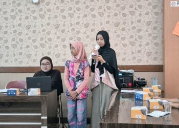 PRESENTASI : Siswa SD School of Life Lebah Putih memaparkan hasil risetnya  di Kantor Bappeda Kota Salatiga, Senin, 4 Mei 2026. (Humas SMP Arunika Salatiga/Lingkarjateng.id)