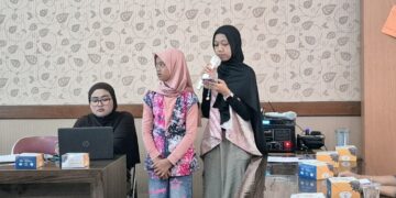 PRESENTASI : Siswa SD School of Life Lebah Putih memaparkan hasil risetnya  di Kantor Bappeda Kota Salatiga, Senin, 4 Mei 2026. (Humas SMP Arunika Salatiga/Lingkarjateng.id)
