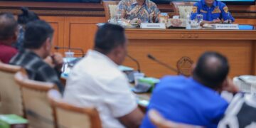 Nelayan Wadul Keberatan Harga Solar Nonsubsidi, Gubernur Jateng Siap Kawal ke Kementerian 16 Gubernur Jawa Tengah Ahmad Luthfi menerima audiensi Himpunan Nelayan Seluruh Indonesia (HNSI) Jawa Tengah pada Jumat, 8 Mei 2026. (Humas Pemprov Jateng)