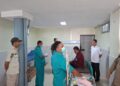 Satpol PP dan Damkar Kabupaten Kendal mengevakuasi orang dengan gangguan jiwa ke RSUD Soewondo. (Dok for Lingkarjateng.id)
