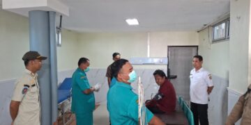 Satpol PP dan Damkar Kabupaten Kendal mengevakuasi orang dengan gangguan jiwa ke RSUD Soewondo. (Dok for Lingkarjateng.id)