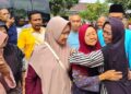 Kisah Warga Batang usai 31 Tahun Tanpa Kabar di Malaysia, Akhirnya Pulang ke Indonesia 34 Kedatangan Gim Suyati disambut tangis haru nan bahagia oleh keluarga di Desa Adinuso, Reban, Kabupaten Batang, Kamis (14/5).