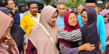 Kisah Warga Batang usai 31 Tahun Tanpa Kabar di Malaysia, Akhirnya Pulang ke Indonesia 16 Kedatangan Gim Suyati disambut tangis haru nan bahagia oleh keluarga di Desa Adinuso, Reban, Kabupaten Batang, Kamis (14/5).