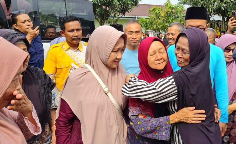Kedatangan Gim Suyati disambut tangis haru nan bahagia oleh keluarga di Desa Adinuso, Reban, Kabupaten Batang, Kamis (14/5).
