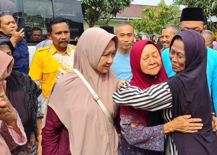 Kedatangan Gim Suyati disambut tangis haru nan bahagia oleh keluarga di Desa Adinuso, Reban, Kabupaten Batang, Kamis (14/5).