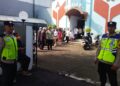 Personel Polres Pekalongan melakukan pengamanan dan sterilisasi di salah satu gereja di Kabupaten Pekalongan saat pelaksanaan ibadah Kenaikan Yesus Kristus, Kamis, 14 Mei 2026. (Dok for Lingkarjateng.id)