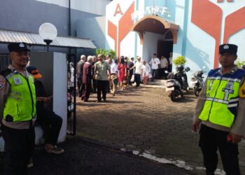 Ibadah Umat Kristiani di Pekalongan Berlangsung Aman dan Khidmat 25 Personel Polres Pekalongan melakukan pengamanan dan sterilisasi di salah satu gereja di Kabupaten Pekalongan saat pelaksanaan ibadah Kenaikan Yesus Kristus, Kamis, 14 Mei 2026. (Dok for Lingkarjateng.id)