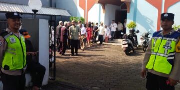Personel Polres Pekalongan melakukan pengamanan dan sterilisasi di salah satu gereja di Kabupaten Pekalongan saat pelaksanaan ibadah Kenaikan Yesus Kristus, Kamis, 14 Mei 2026. (Dok for Lingkarjateng.id)