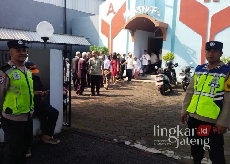 Ibadah Umat Kristiani di Pekalongan Berlangsung Aman dan Khidmat 25 Personel Polres Pekalongan melakukan pengamanan dan sterilisasi di salah satu gereja di Kabupaten Pekalongan saat pelaksanaan ibadah Kenaikan Yesus Kristus, Kamis, 14 Mei 2026. (Dok for Lingkarjateng.id)