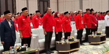 Musancab PDI Perjuangan Kabupaten Semarang, Konsolidasi - Penataan Pengurus Baru Hadapi Pemilu 2029 10 Ketua DPC PDI Perjuangan Kabupaten Semarang, Ngesti Nugraha bersama Pengurus DPC, dan Wakil Ketua Bidang DPD PDI Perjuangan Jateng Dyah Kartika Permanasari dalam Musancab PDI Perjuangan Se-Kabupaten Semarang di Wahid Bandungan, Kabupaten Semarang. Foto : Hesty Imaniar/ Lingkar