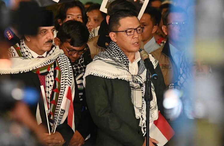 Kecam Israel, Menlu Sugiono: Penahanan terhadap 9 WNI Misi GSF Adalah Pelanggaran Hukum Internasional 25 Menlu RI Sugiono kepada awak media di Bandara Soekarno-Hatta, Minggu (24/5/2026).. Foto : Dok.Kemlu RI / Lingkar