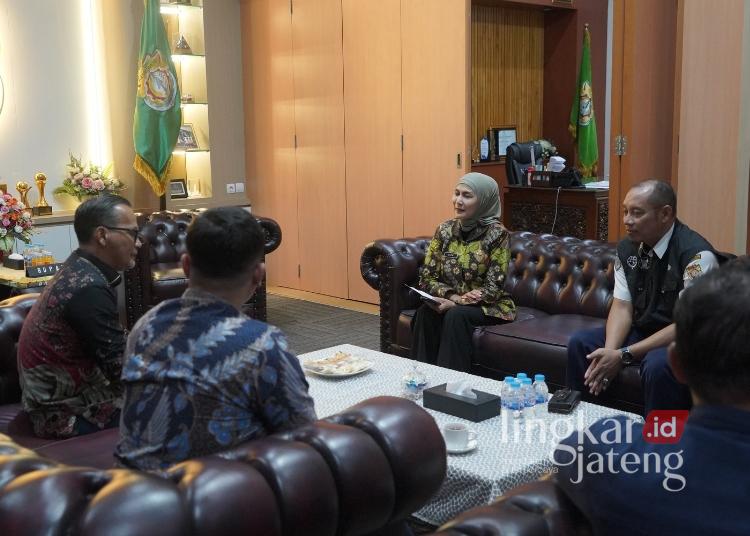 Bupati Kendal Dukung Pengaktifan Kembali Stasiun Kaliwungu 25 Bupati Kendal, Dyah Kartika Permanasari, menerima audiensi jajaran PT KAI DAOP 4 baru-baru ini. (Anik Kustiani/Lingkarjateng.id)