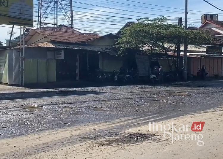 Ditanya Soal Rencana Perbaikan Jalan, DPUTR Pati Tolak Beri Komentar 25 ILUSTRASI: Salah satu titik jalan rusak di kawasan Terminal Pati. (Fahtur Rohman/Lingkarjateng.id)