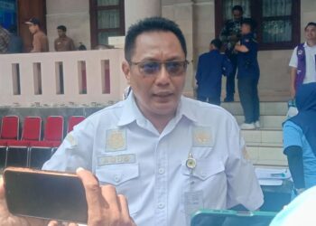 Kepala Dinas Energi dan Sumber Daya Mineral (ESDM) Jawa Tengah Agus Sugiharto saat diwawancarai awak media di sela acara peringatan Hari Bumi 2026 di Tuntang, Kabupaten Semarang, Rabu, 13 Mei 2026. (Angga Rosa/Lingkarjateng.id)
