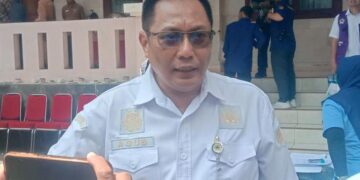 Kepala Dinas Energi dan Sumber Daya Mineral (ESDM) Jawa Tengah Agus Sugiharto saat diwawancarai awak media di sela acara peringatan Hari Bumi 2026 di Tuntang, Kabupaten Semarang, Rabu, 13 Mei 2026. (Angga Rosa/Lingkarjateng.id)