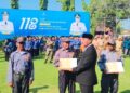40 Tahun Mengabdi, Satlinmas Asal Rembang Terima Penghargaan dari Gubernur Jateng 34 Bupati Rembang, Harno, menyerahkan penghargaan kepada Satlinmas usai Upacara Hari Kebangkitan Nasional (Harkitnas) di halaman Kantor Bupati Rembang, Rabu, 20 Mei 2026. (Vicky Rio/Lingkarjateng.id)