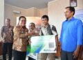 485 Warga Pekalongan Dapat Bantuan Kepesertaan Asuransi Nelayan 34 Pelaksana tugas Bupati Pekalongan, Sukirman, secara simbolis memberikan bantuan kepesertaan asuransi nelayan kepada perwakilan nelayan di Kantor Dinas Kelautan dan Perikanan pada Jumat, 22 Mei 2026. (Fahri Akbar/Lingkarjateng.id)