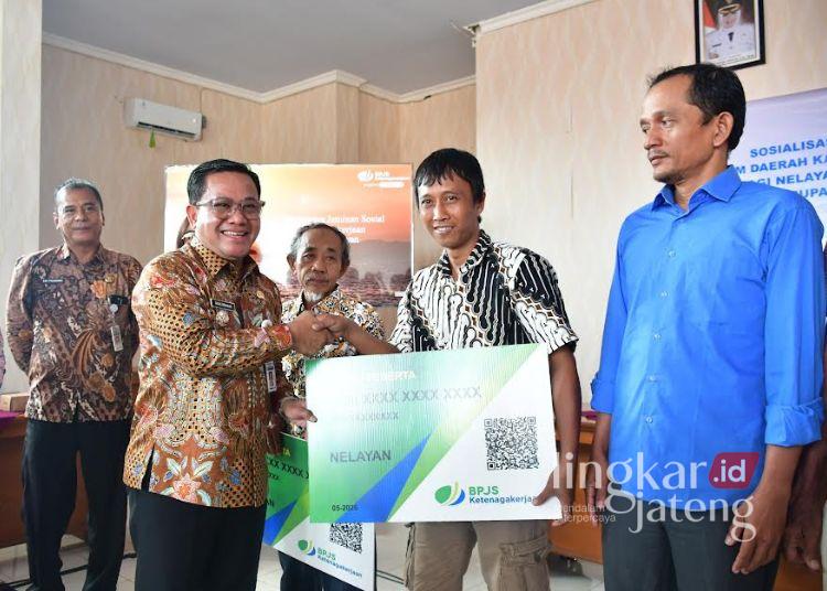 485 Warga Pekalongan Dapat Bantuan Kepesertaan Asuransi Nelayan 25 Pelaksana tugas Bupati Pekalongan, Sukirman, secara simbolis memberikan bantuan kepesertaan asuransi nelayan kepada perwakilan nelayan di Kantor Dinas Kelautan dan Perikanan pada Jumat, 22 Mei 2026. (Fahri Akbar/Lingkarjateng.id)