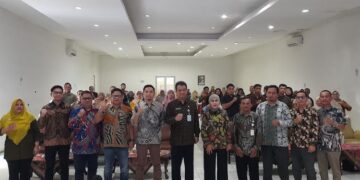 Bupati Kendal, Dyah Kartika Permanasari (kelima kanan), menghadiri acara  pelatihan manajemen ritel dan kurasi produk UMKM di Gedung Abdi Praja Setda setempat pada Selasa, 26 Mei 2026. (Anik Kustiani/Lingkarjateng.id)