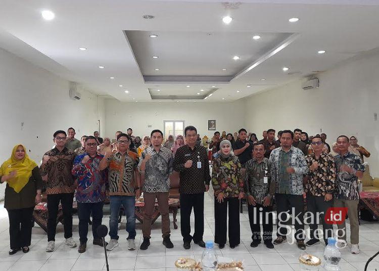50 UMKM Kendal Ikuti Kurasi Masuk Ritel Modern, Bupati Tika: Semoga Lolos 25 Bupati Kendal, Dyah Kartika Permanasari (kelima kanan), menghadiri acara pelatihan manajemen ritel dan kurasi produk UMKM di Gedung Abdi Praja Setda setempat pada Selasa, 26 Mei 2026. (Anik Kustiani/Lingkarjateng.id)