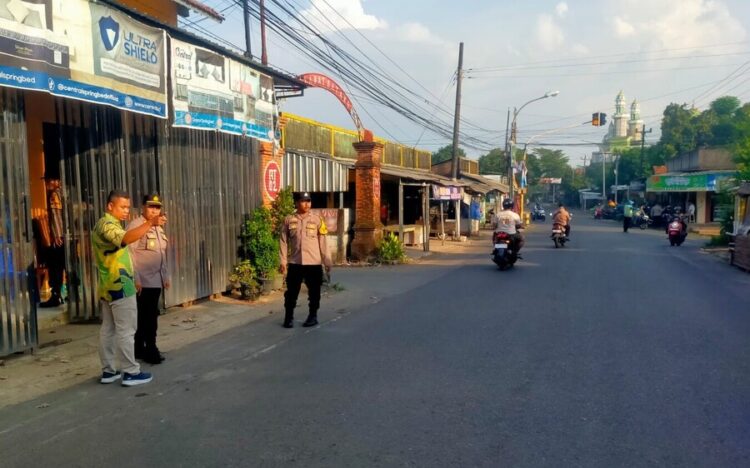 Tragis, Dua Remaja di Kudus Diserang OTK Pakai Sajam, Polisi Buru Pelaku 25 Lokasi yang diduga menjadi tempat penganiayaan dua remaja di Jalan Raya Kudus-Colo, Desa Rejosari, Kecamatan Dawe, Kabupaten Kudus, Jumat (8/5). Foto : Nisa Hafizhotus Syarifa/Lingkar
