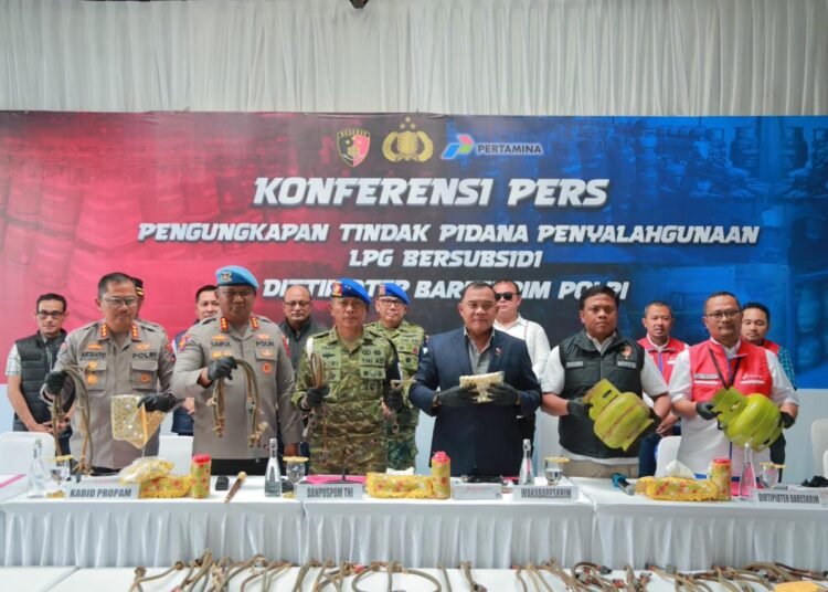 Kasus Penyalahgunaan LPG Subsidi di Klaten Dibongkar, 2 Tersangka Ditangkap 25 Bareskrim Polri menggelar konferensi pers ungkap kasus penyalahgunaan LPG subsidi. Foto : Dok. Humas Polri/Lingkar