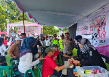 PERIKSA KESEHATAN: Sejumlah pekerja memeriksakan kesehatan saat agenda layanan cek kesehatan gratis di halaman Pemerintah Kota Salatiga, Jalan Letjend Sukowati, Jumat, 1 Mei 2026. (Humas Polres Salatiga/Lingkarjateng.id)