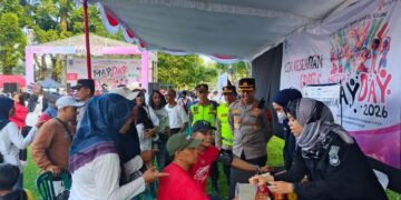 PERIKSA KESEHATAN: Sejumlah pekerja memeriksakan kesehatan saat agenda layanan cek kesehatan gratis di halaman Pemerintah Kota Salatiga, Jalan Letjend Sukowati, Jumat, 1 Mei 2026. (Humas Polres Salatiga/Lingkarjateng.id)
