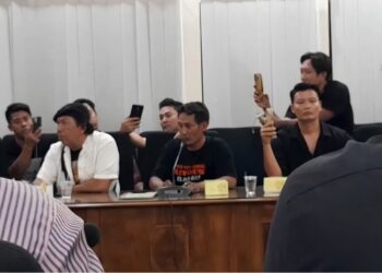 Perwakilan Aliansi Masyarakat Pati Bersatu (AMPB), Teguh Istiyanto (tengah), dalam audiensi Pajak UMKM di gedung Setda Kabupaten Pati pada Sabtu, 23 Mei 2026. (dok for Lingkarjateng.id)