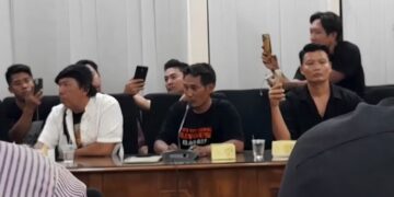 Perwakilan Aliansi Masyarakat Pati Bersatu (AMPB), Teguh Istiyanto (tengah), dalam audiensi Pajak UMKM di gedung Setda Kabupaten Pati pada Sabtu, 23 Mei 2026. (dok for Lingkarjateng.id)