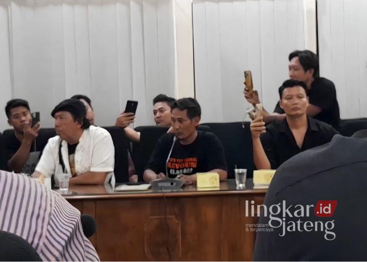 Polemik Pajak UMKM, AMPB Pertanyakan Manfaat Pajak untuk Pengusaha di Pati 25 Perwakilan Aliansi Masyarakat Pati Bersatu (AMPB), Teguh Istiyanto (tengah), dalam audiensi Pajak UMKM di gedung Setda Kabupaten Pati pada Sabtu, 23 Mei 2026. (dok for Lingkarjateng.id)