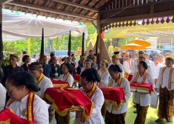 Suasana tradisi penyerahan abon-abon atau ubo rampe di Pendopo Notobratan Kadilangu, Kabupaten Demak, Minggu, 24 Mei 2026. (M. Burhanuddin Aslam/Lingkarjateng.id)